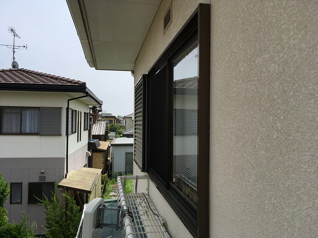 岐阜市で経年劣化が生じたサイディング外壁の調査、チョーキングが発生しており早めの外壁塗装の実施が推奨される状態でした